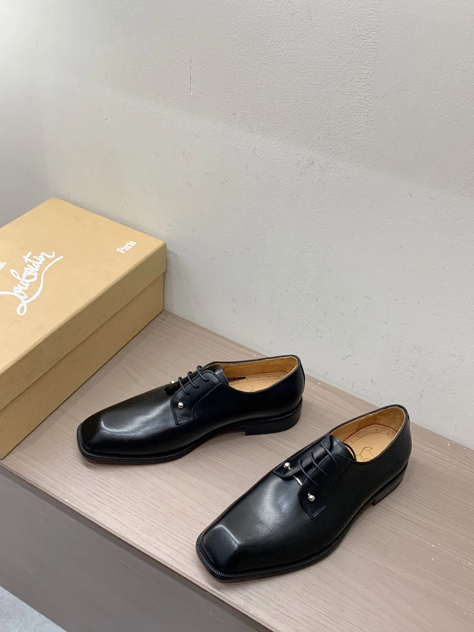[CL red sole shoes] Top P: 1020💰 Size 39-44 (38.45.46 custom-made, non-returnable) Christian Louboutin men's classic Oxford shoes, men's business formal leather shoes💫Original molding, 1:1 replica, specially made for nobles. The unique shoe shape is unique and 100% comfortable! The whole shoe is made of imported Italian cowhide material, carefully selected, with fine pores and rich luster. Cow leather lining, soft and comfortable, sweat-absorbent and breathable. Genuine leather outsole, non-slip and wear-resistant, full of texture, elegant and luxurious overall, integrating comfort, formality and luxury! The Rolls Royce of shoes!